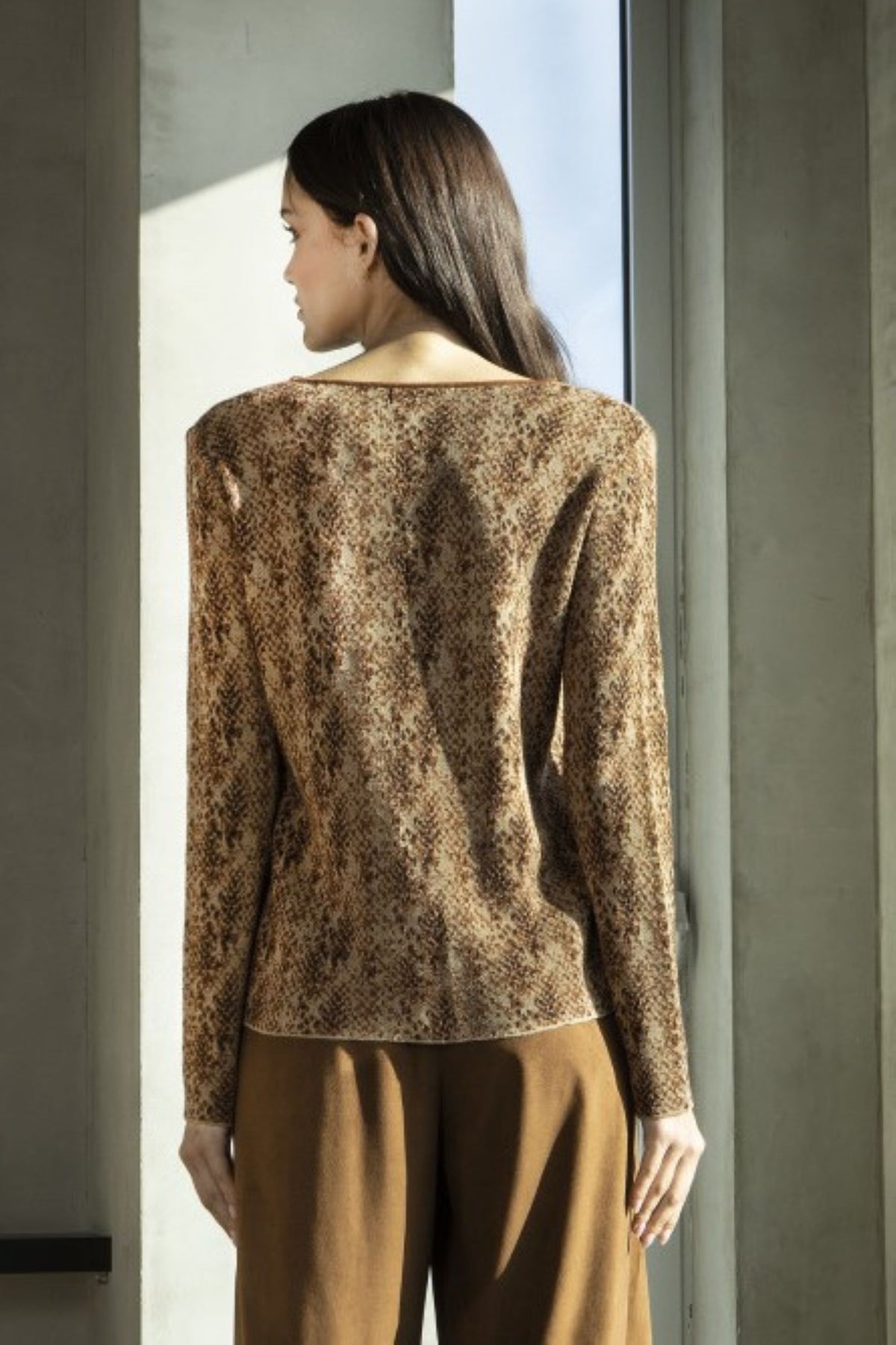 BLUSA EM MALHA E PADRÃO DE COBRA