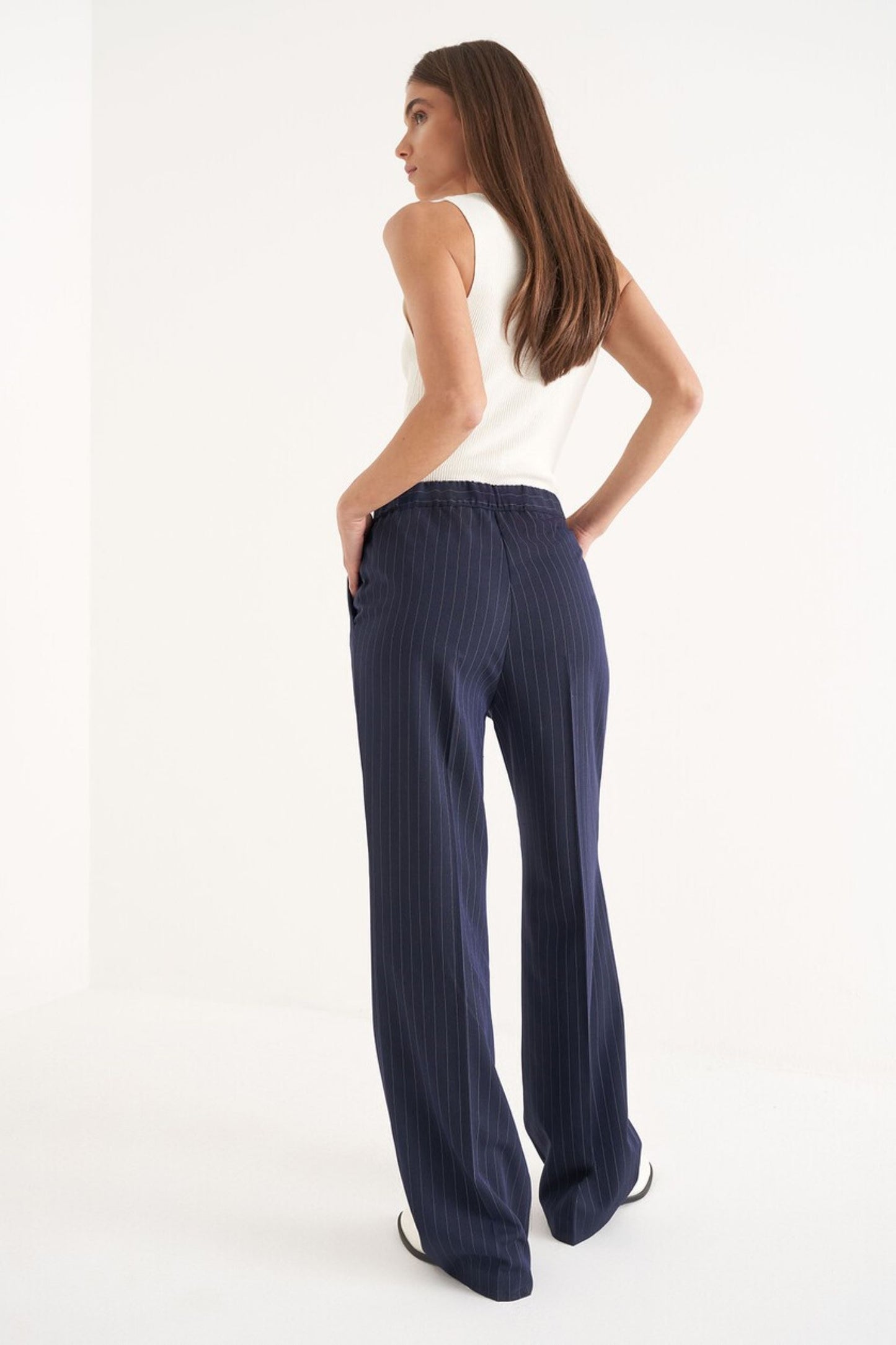 CALÇA COM RISCA AZUL