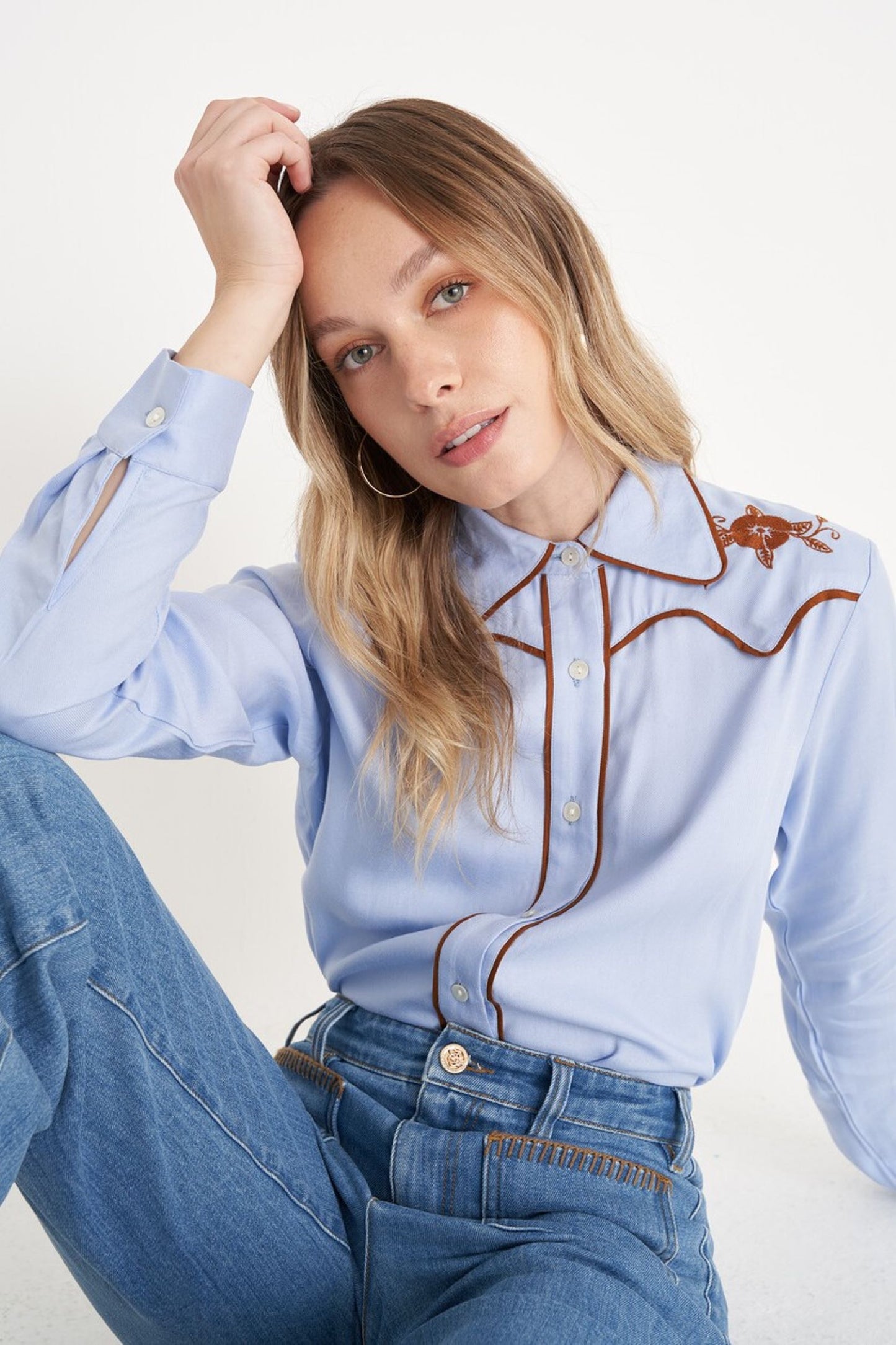 CAMISA AZUL COM BORDADO