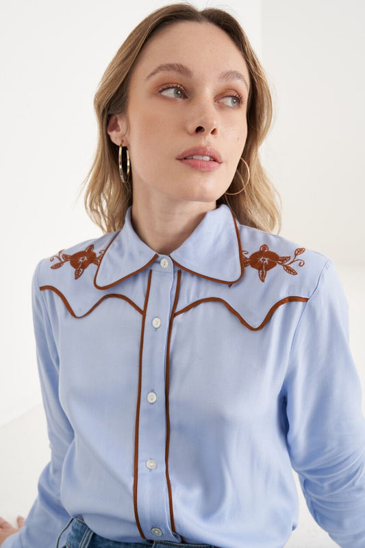 CAMISA AZUL COM BORDADO