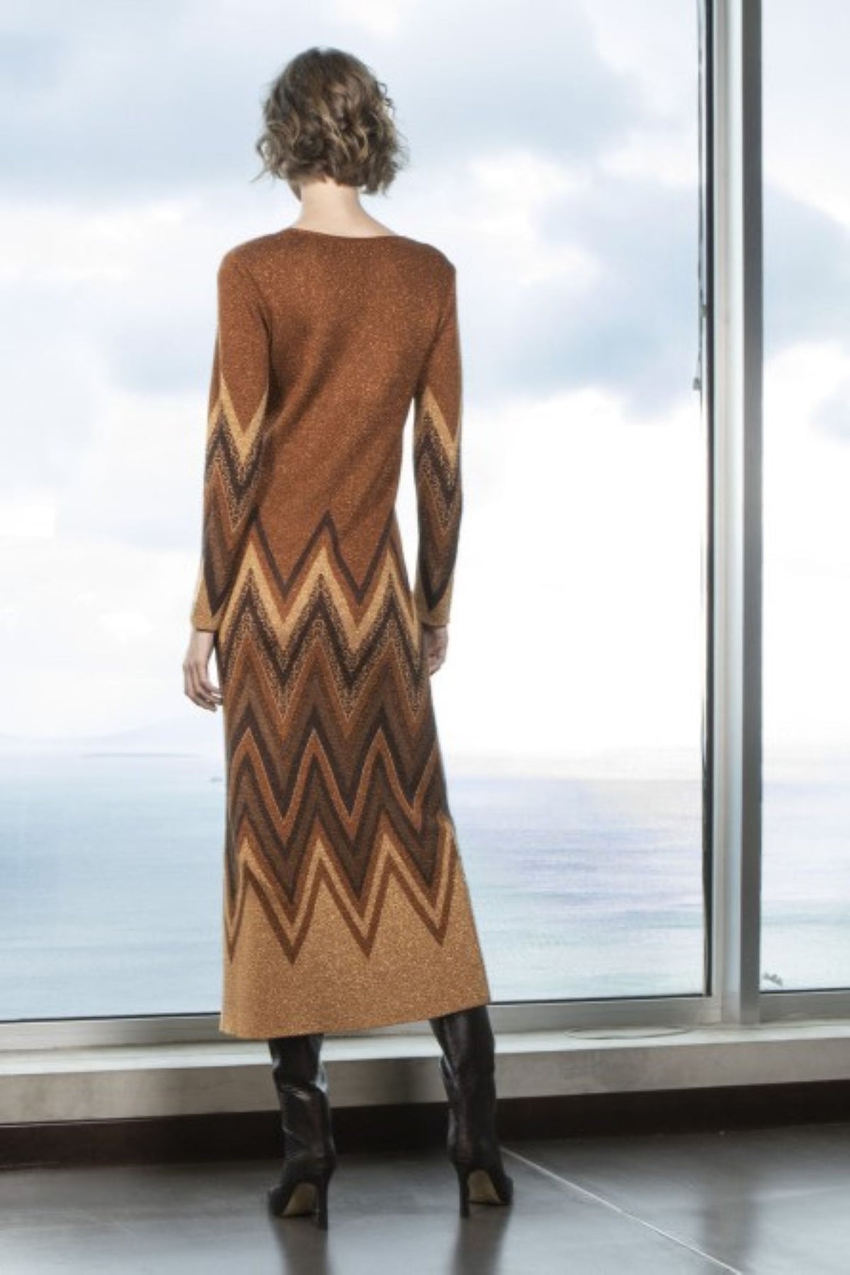 VESTIDO MIDI EM LUREX COM PADRÃO CHEVRON