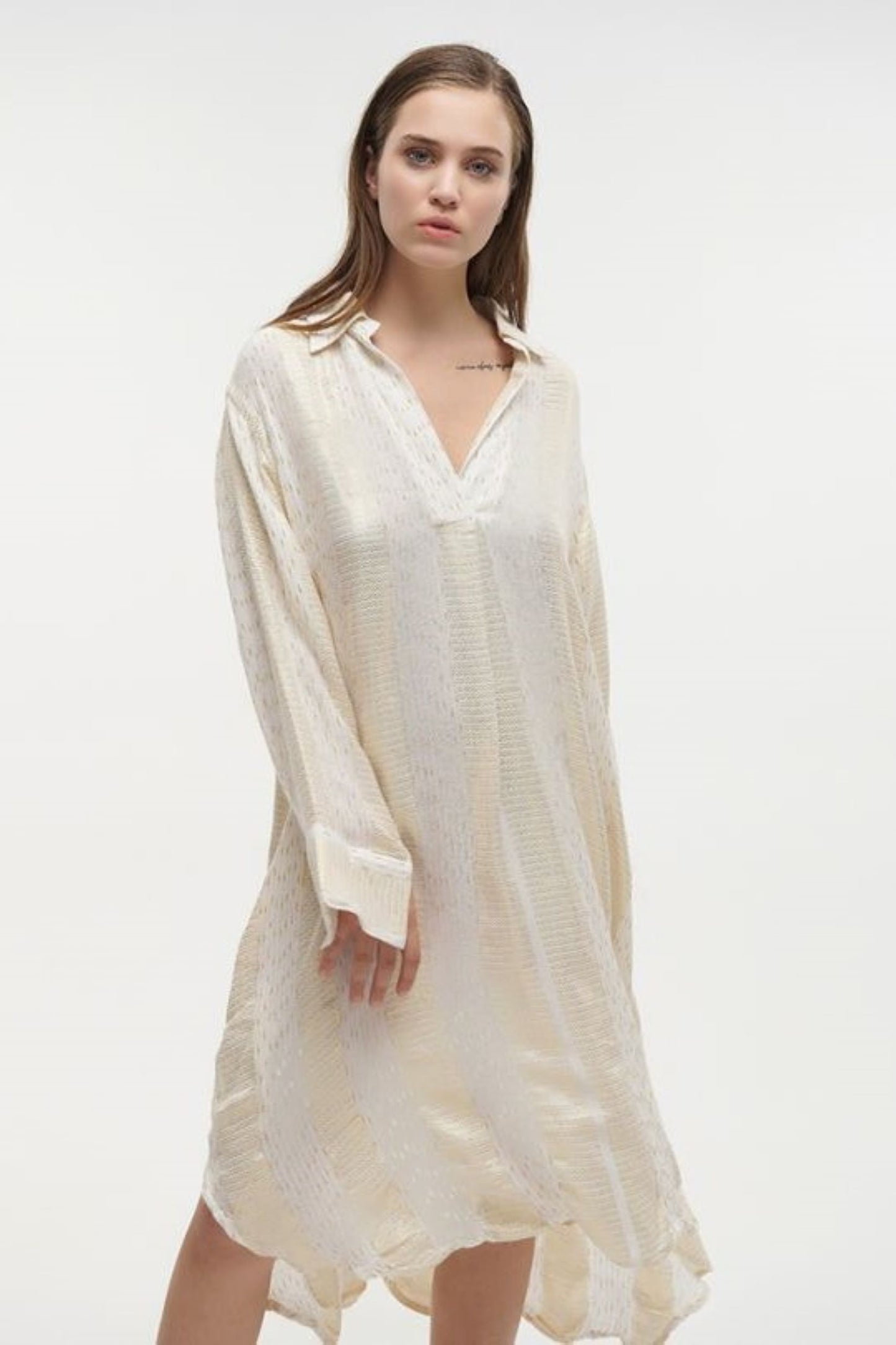 VESTIDO BEGE E DOURADO