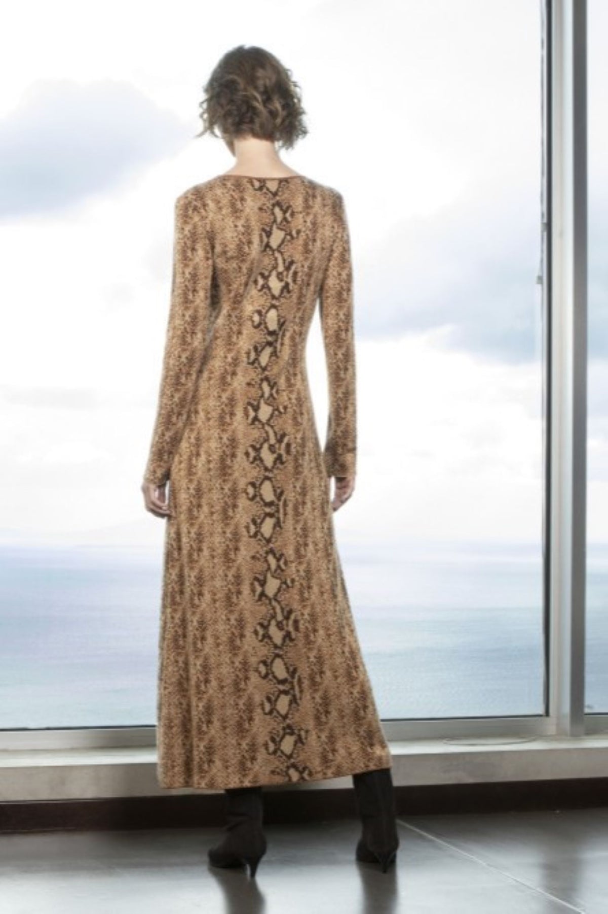 VESTIDO EM MALHA E PADRÃO DE COBRA