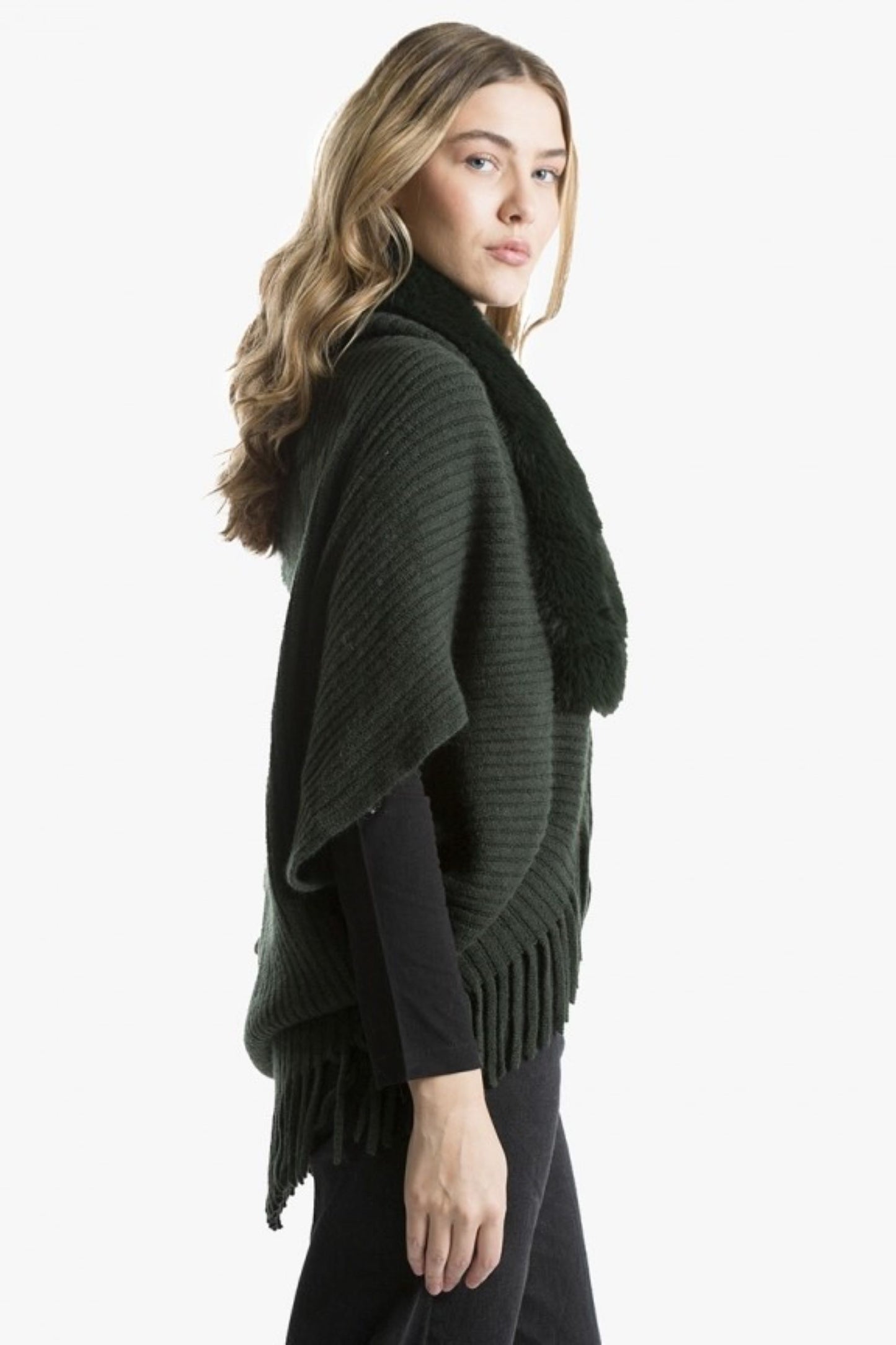 PONCHO VERDE ESCURO COM PELO