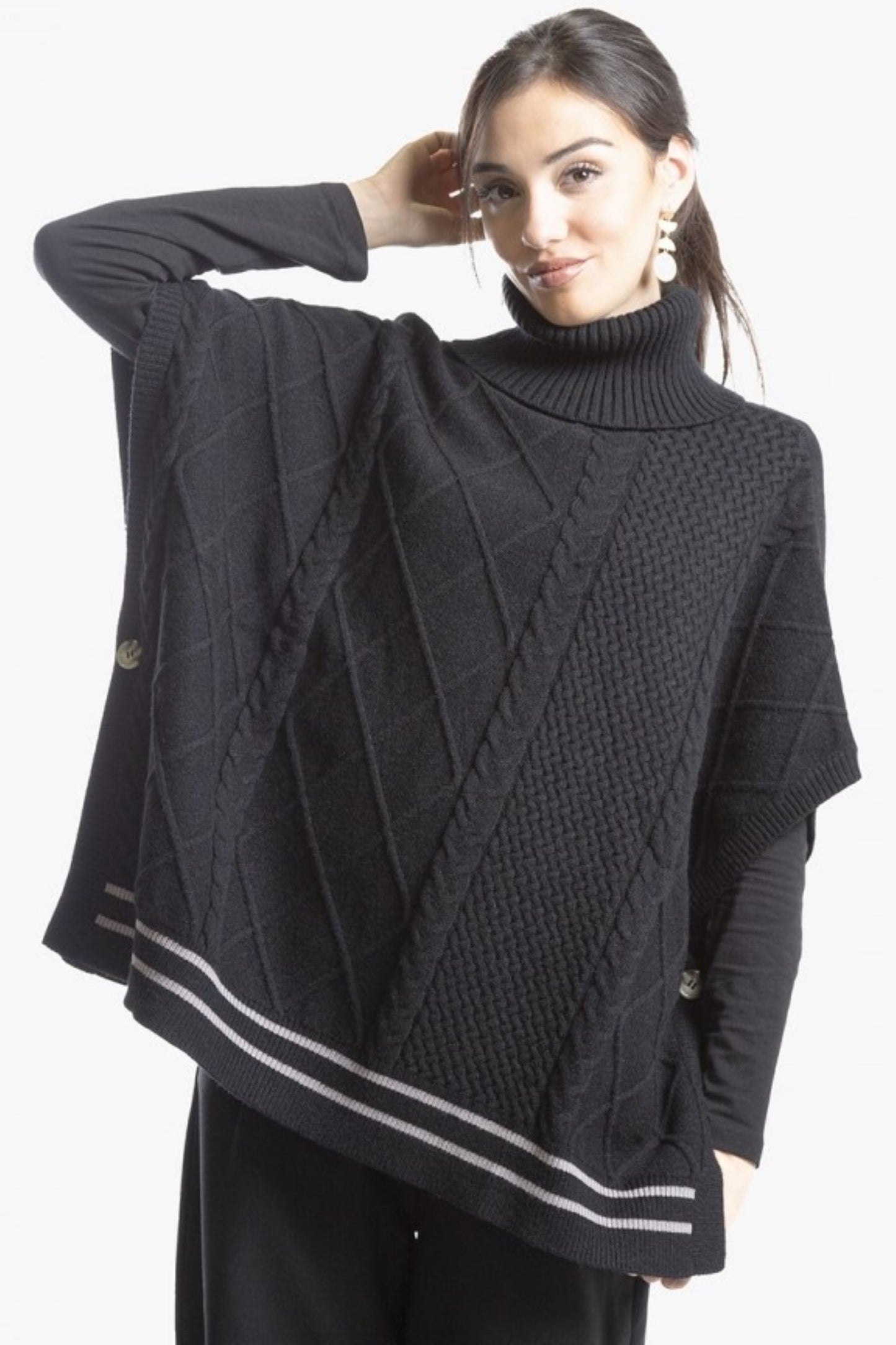 PONCHO PRETO DE GOLA ALTA