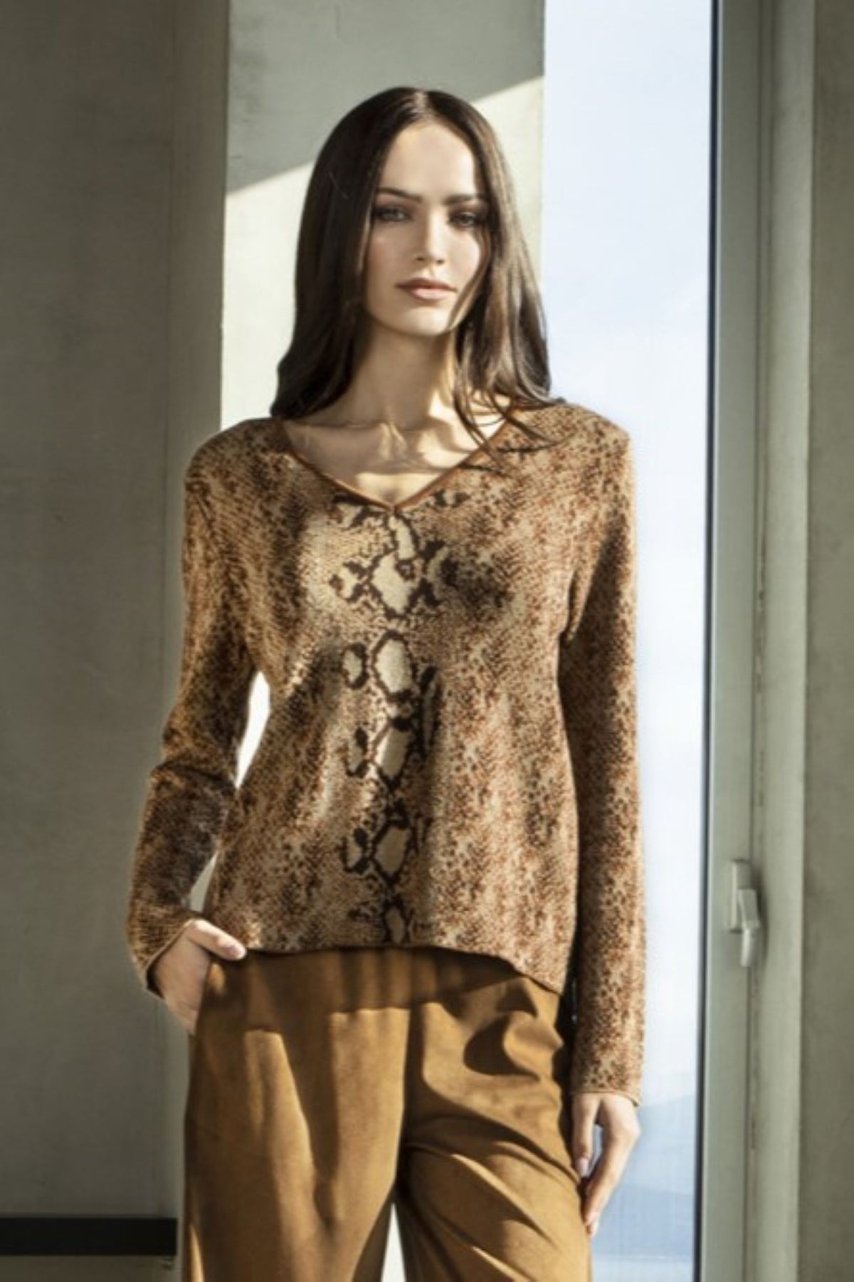 BLUSA EM MALHA E PADRÃO DE COBRA