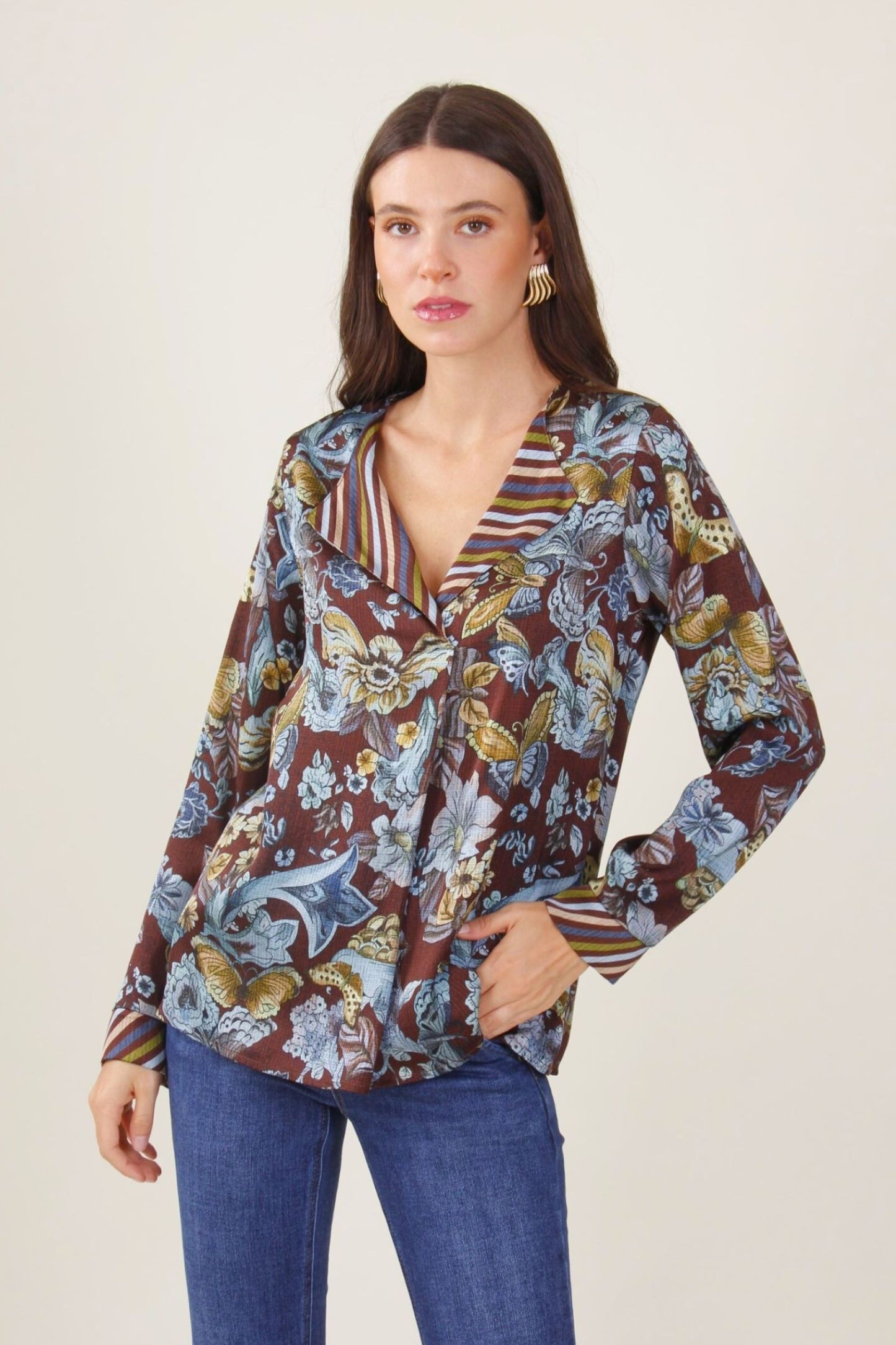 BLUSA EM VISCOSE COM PADRÃO FLORAL