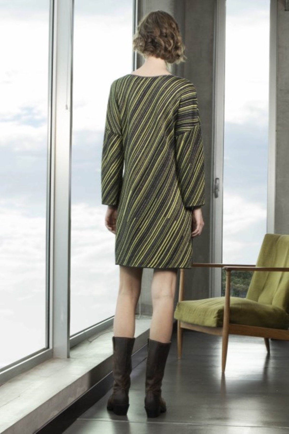 VESTIDO CURTO ÁS RISCAS