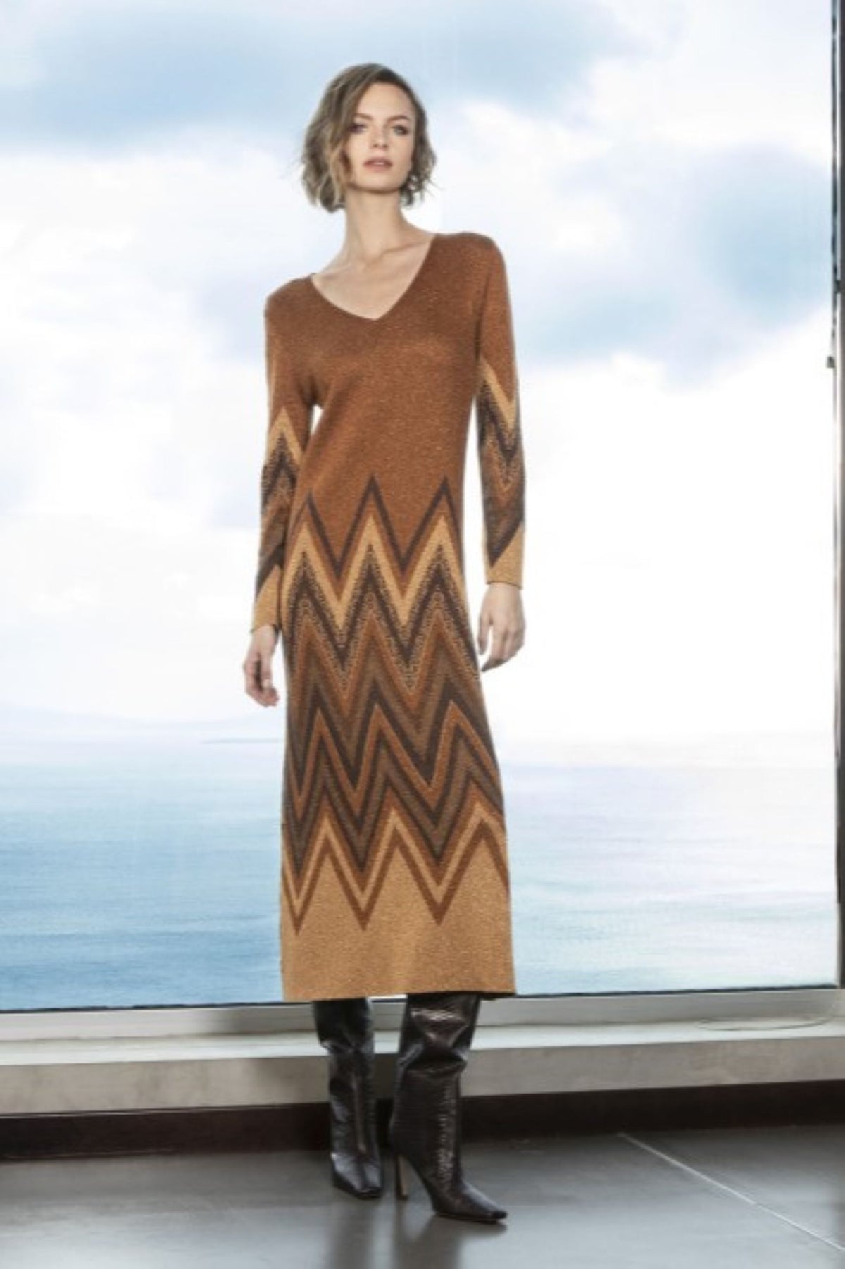 VESTIDO MIDI EM LUREX COM PADRÃO CHEVRON