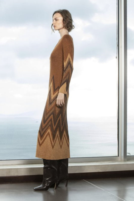 VESTIDO MIDI EM LUREX COM PADRÃO CHEVRON