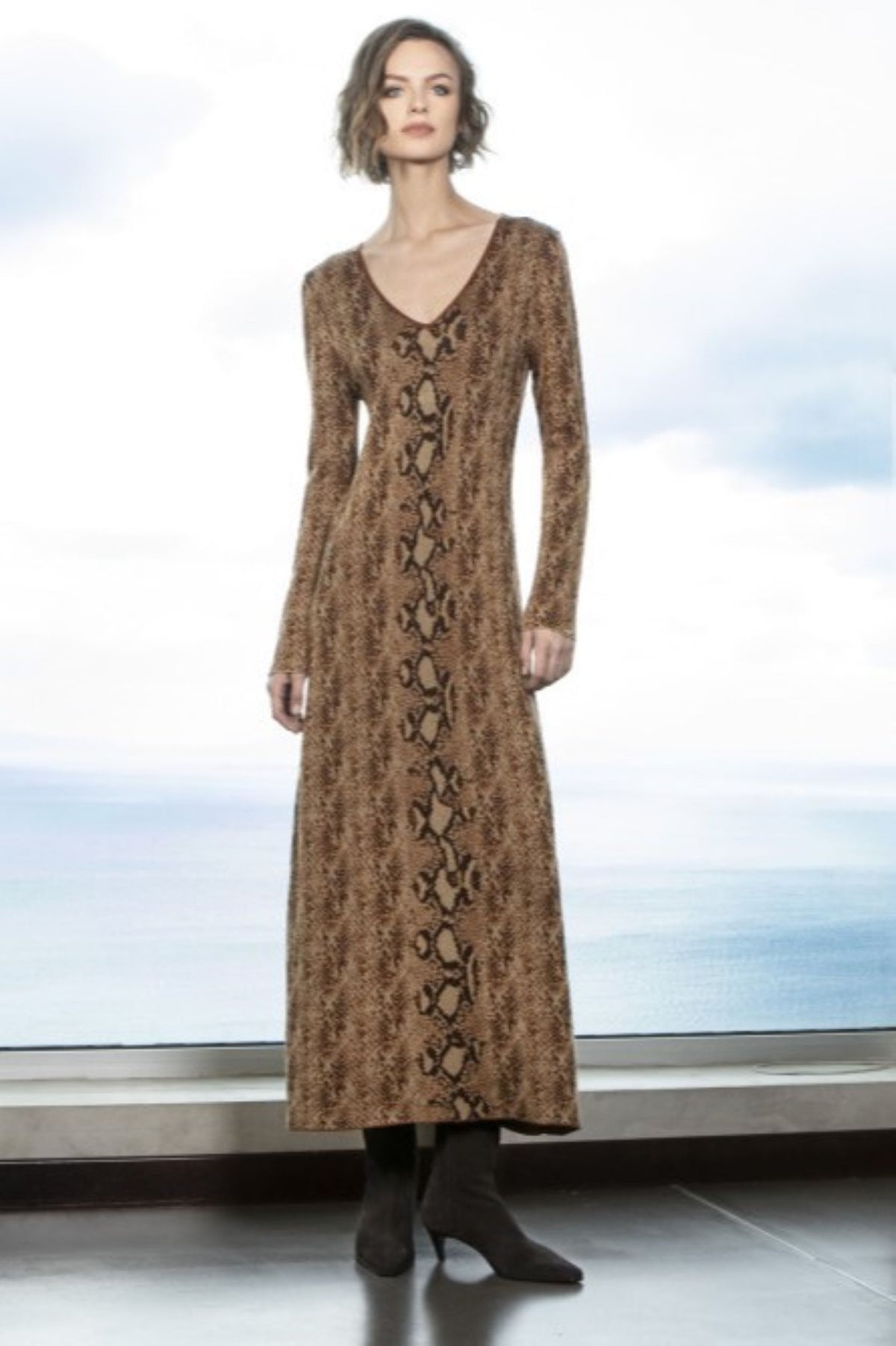 VESTIDO EM MALHA E PADRÃO DE COBRA