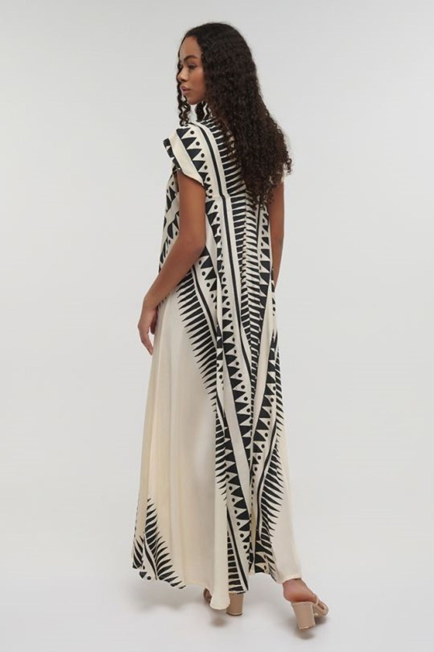 VESTIDO LONGO BEGE E PRETO